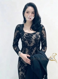 她不僅談吐得體，還具備迷人的女友氣質 她的口才了得