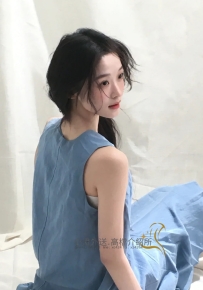 #寫真模特  外表看起來文靜清純，但卻長著性感危險的肉體
