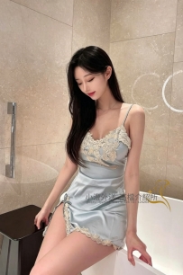 超正櫃台接待小姐姐，給人一眼發亮的氣質外貌，姣好身材搭配著穿著讓人一覽無疑
