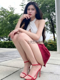 有超模身材的她，平常是在百貨上班的櫃姐